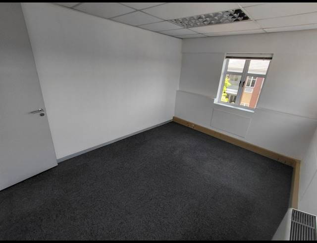 111M² OFFICE TO LET IN FOURWAYS